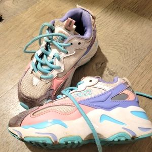 Girls filas shoes, barely worn.